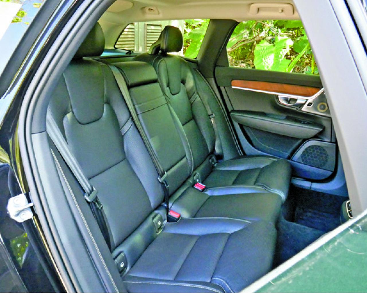 後排座椅空間闊落,乘坐舒適性令人滿意。