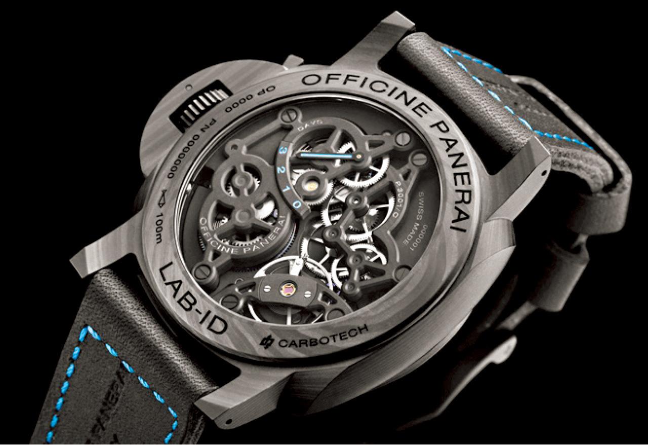 半縷空機芯的橋板和甲板都是以低磨擦復合物料製造的。