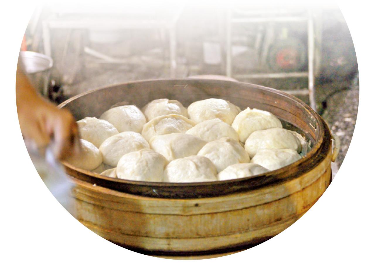 民宿主人送我們黑糖大包做消夜。