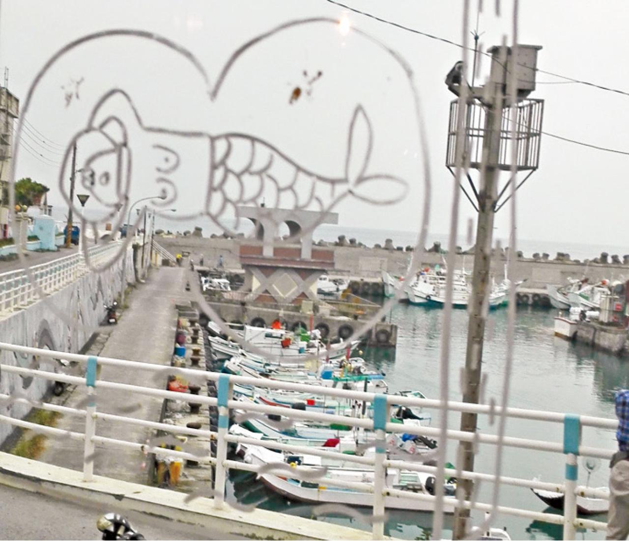 從咖啡店外望小漁港。