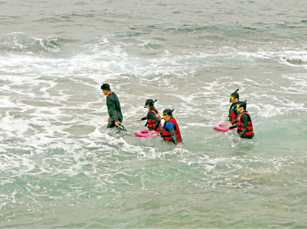 一位浮潛教練一般只帶幾位參加者,安排讓人放心。