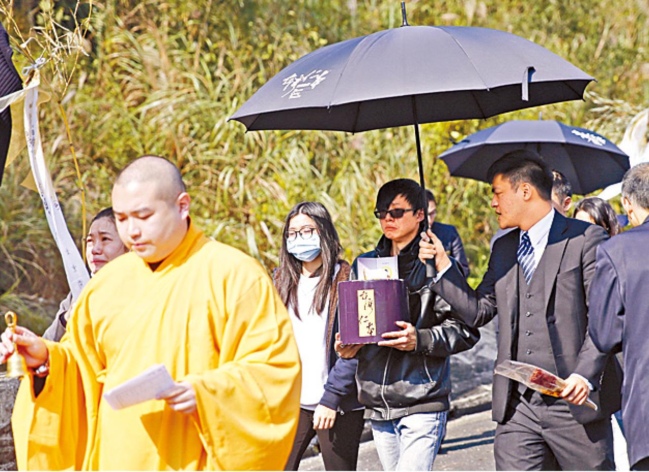 死者家屬到意外現場路祭。(中新社)