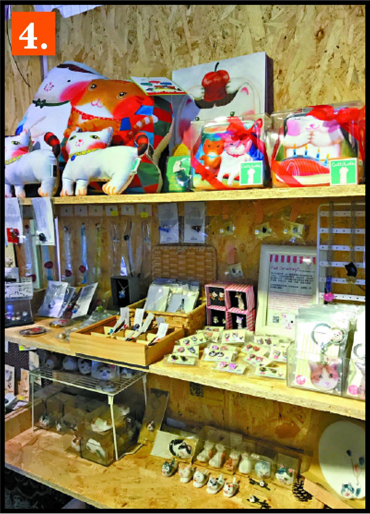 4.店內有很多貓裝飾,全都是店主為流浪貓籌款而設。