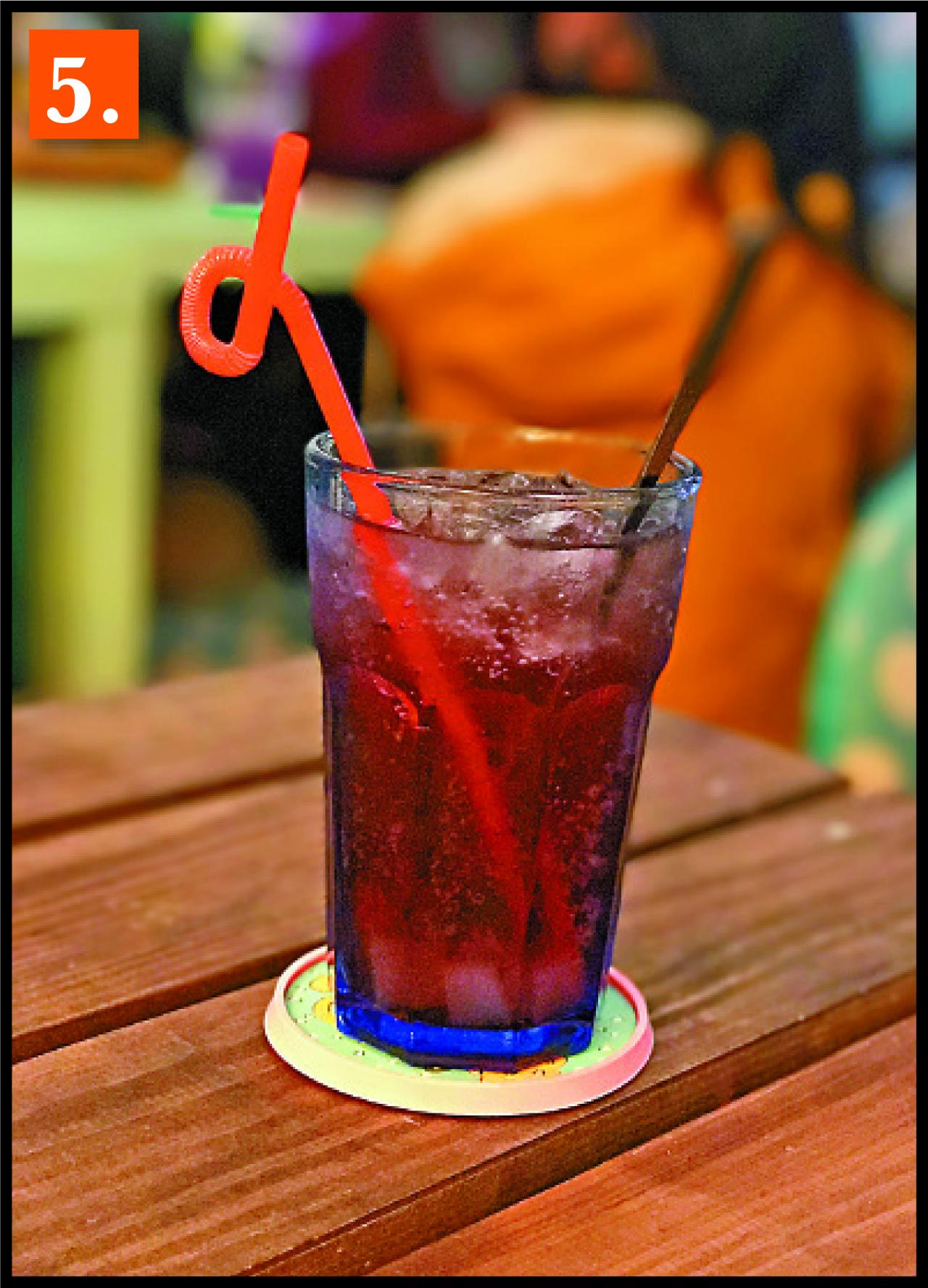 5.紫紫貓是氣泡果汁,由利賓納、椰果和梳打沖製。