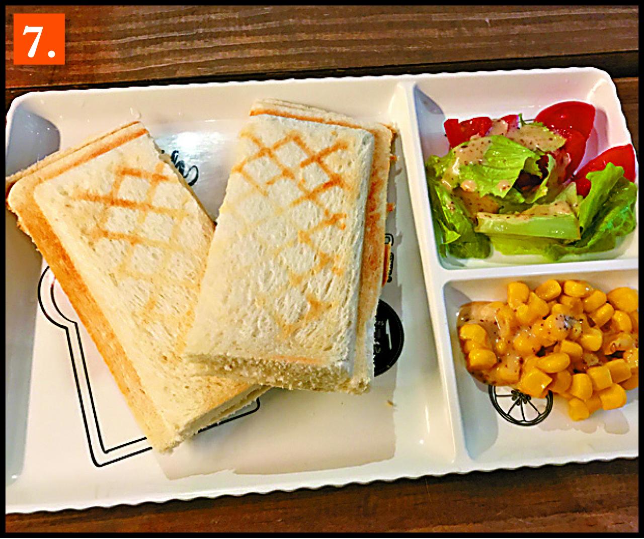 7.貓星人飛碟,可配吞拿魚、粟米、沙律、火腿等餡料,芝士流心,香脆可口。