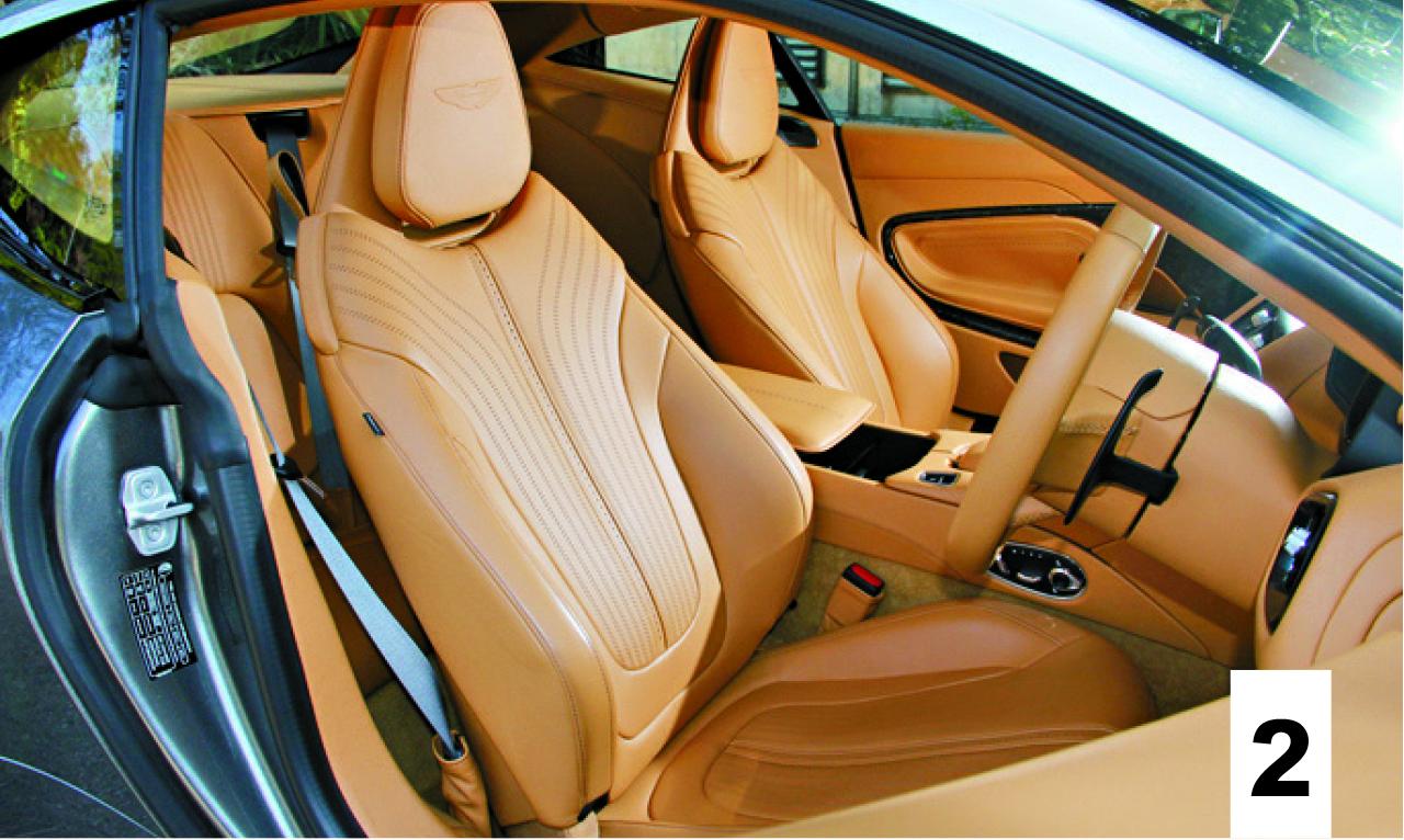 2 貼身的真皮半桶型座椅,由全人手以一針一線縫製。