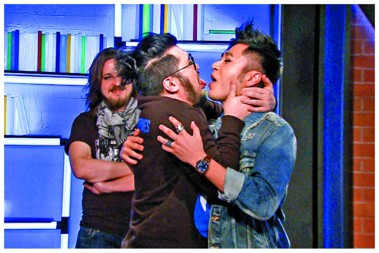 王貽興笑言,在兩次進出大台,仍能守身如玉,估不到,會將螢幕初吻獻給劉翁。