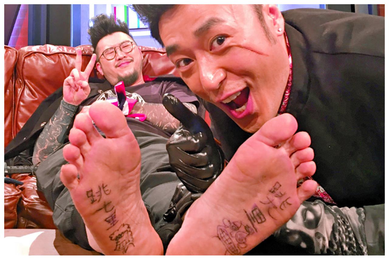 王貽興親自出手,在劉翁的腳板底紋上六紙真言。