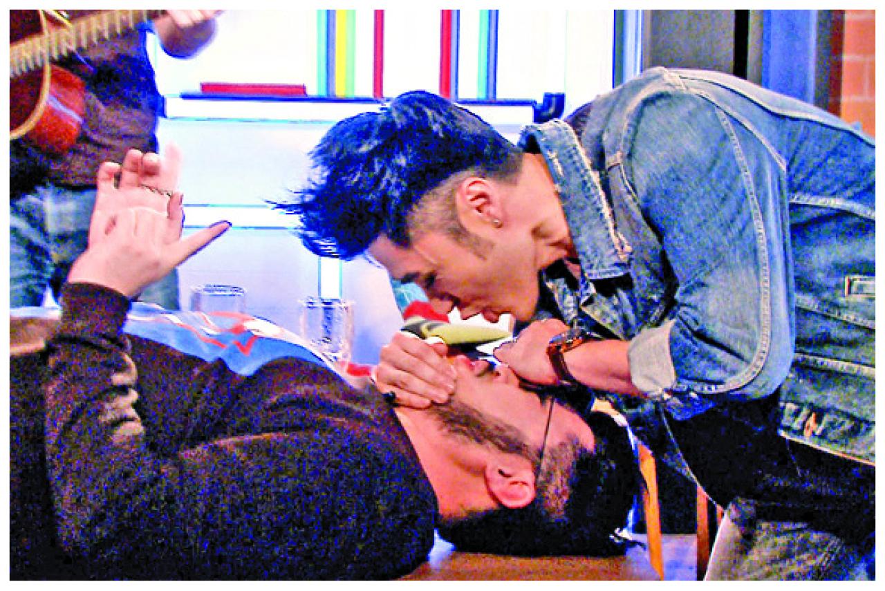 這一吻,劉翁滿頭大汗,非常尷尬,最後,由王貽興採取主動,示範神級接吻。