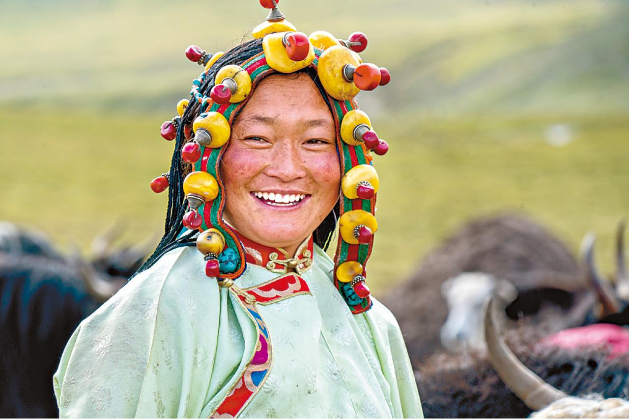 藏族牧民以最純淨的笑容,在世界其中最荒僻的高原上過最簡單的生活;他們在出落凡塵的天地間,追求天人合一的出世寧靜。