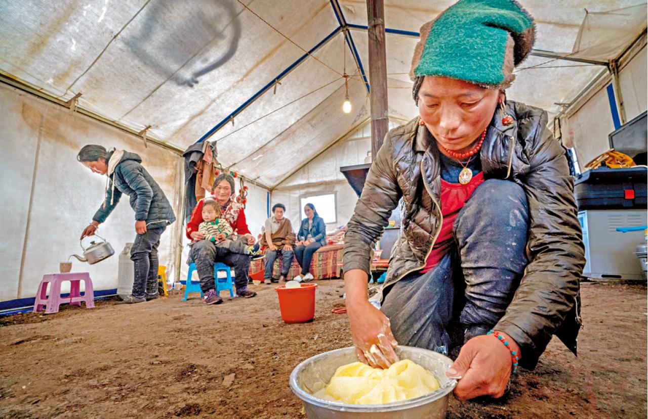 在藏區,尤其是在偏遠的牧區,婦女在家庭中承擔的責任和工作要比男人多很多。