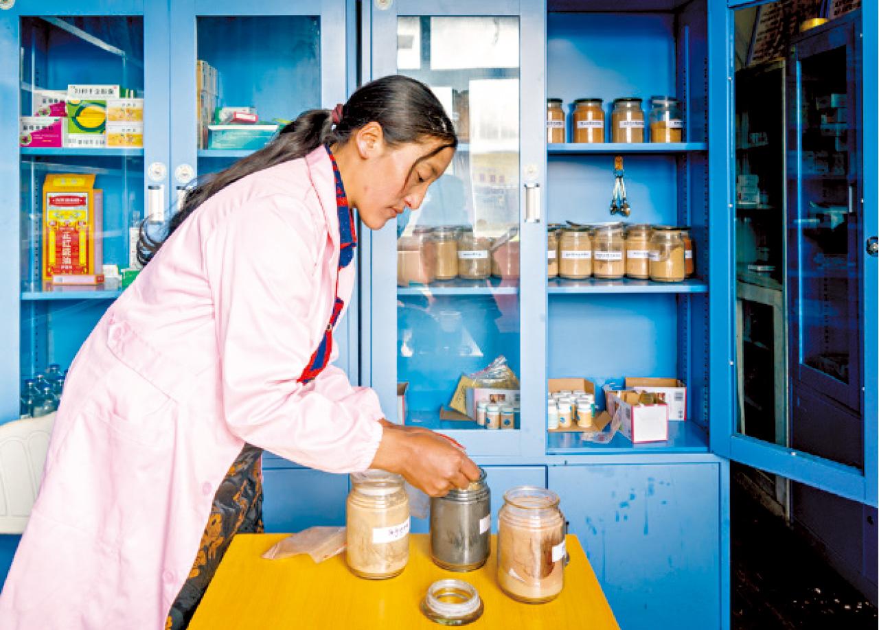 樂施會培訓村民成為村醫、校醫,為貧困牧民、兒童提供基本的醫療服務,他們還肩負傳承藏醫藥文心的重任。