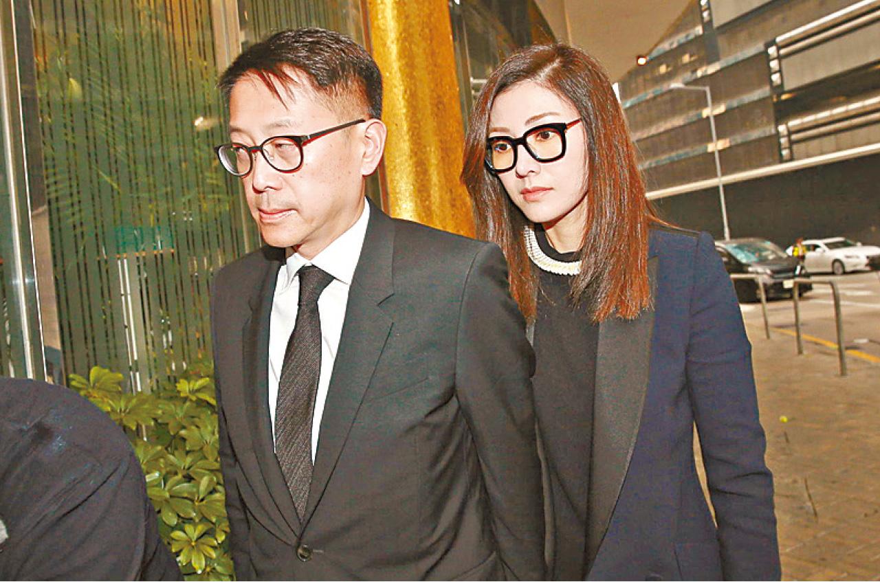 面容憔悴的許晉亨拖著李嘉欣到場。