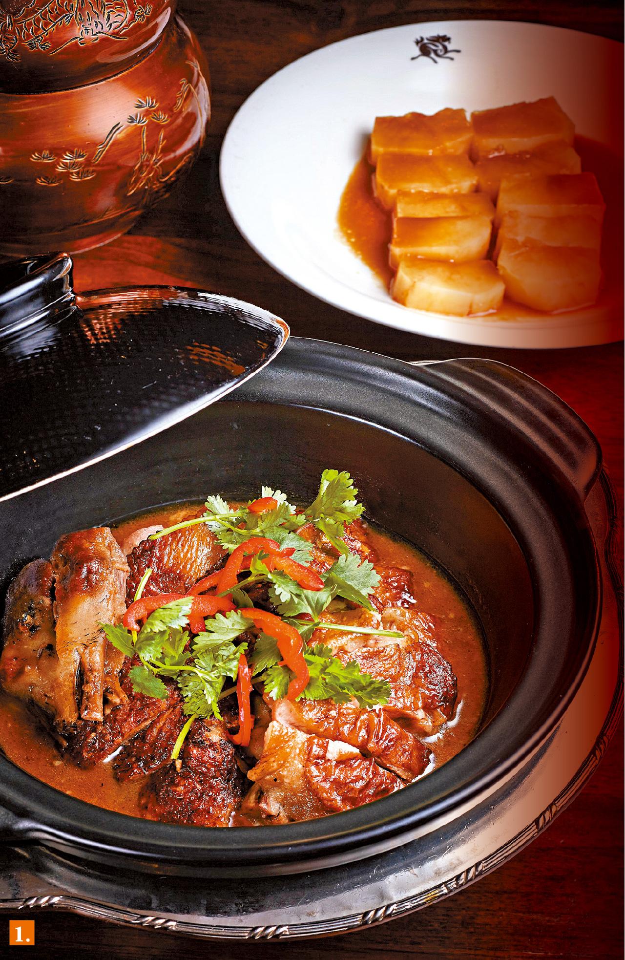 1.家鄉梅子鵝是很久沒有吃到的濃香鵝菜式,一來必要找來有五斤重的鵝,而且用白鑊「碌」鵝所花時間也不少,不是很多地方肯如此做。