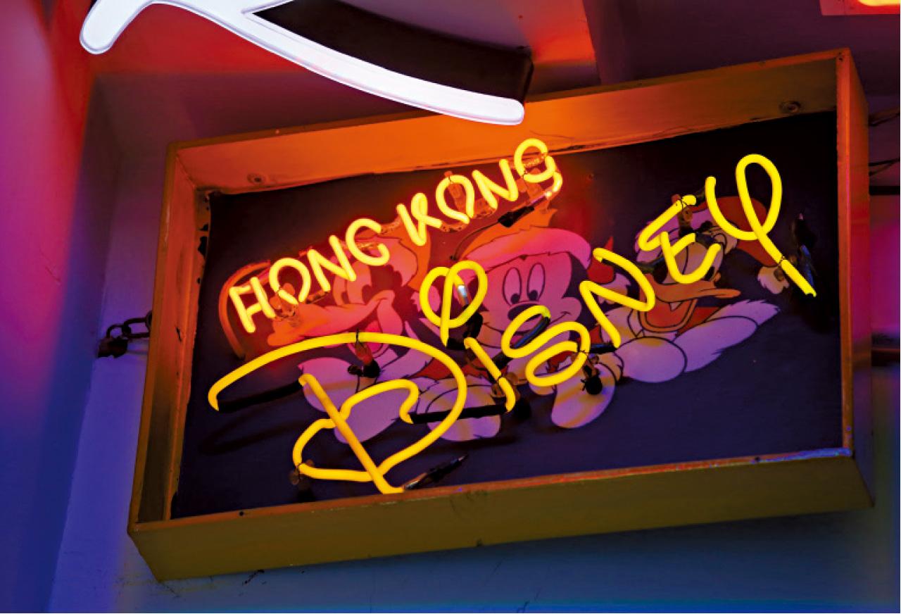 霓虹作品
塗上油漆後的亮燈效果。