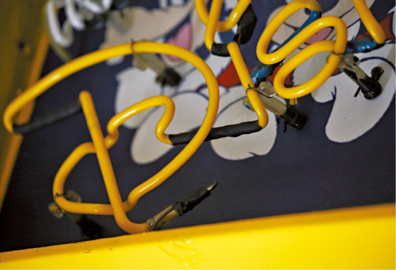 霓虹作品
塗上油漆後的亮燈效果。