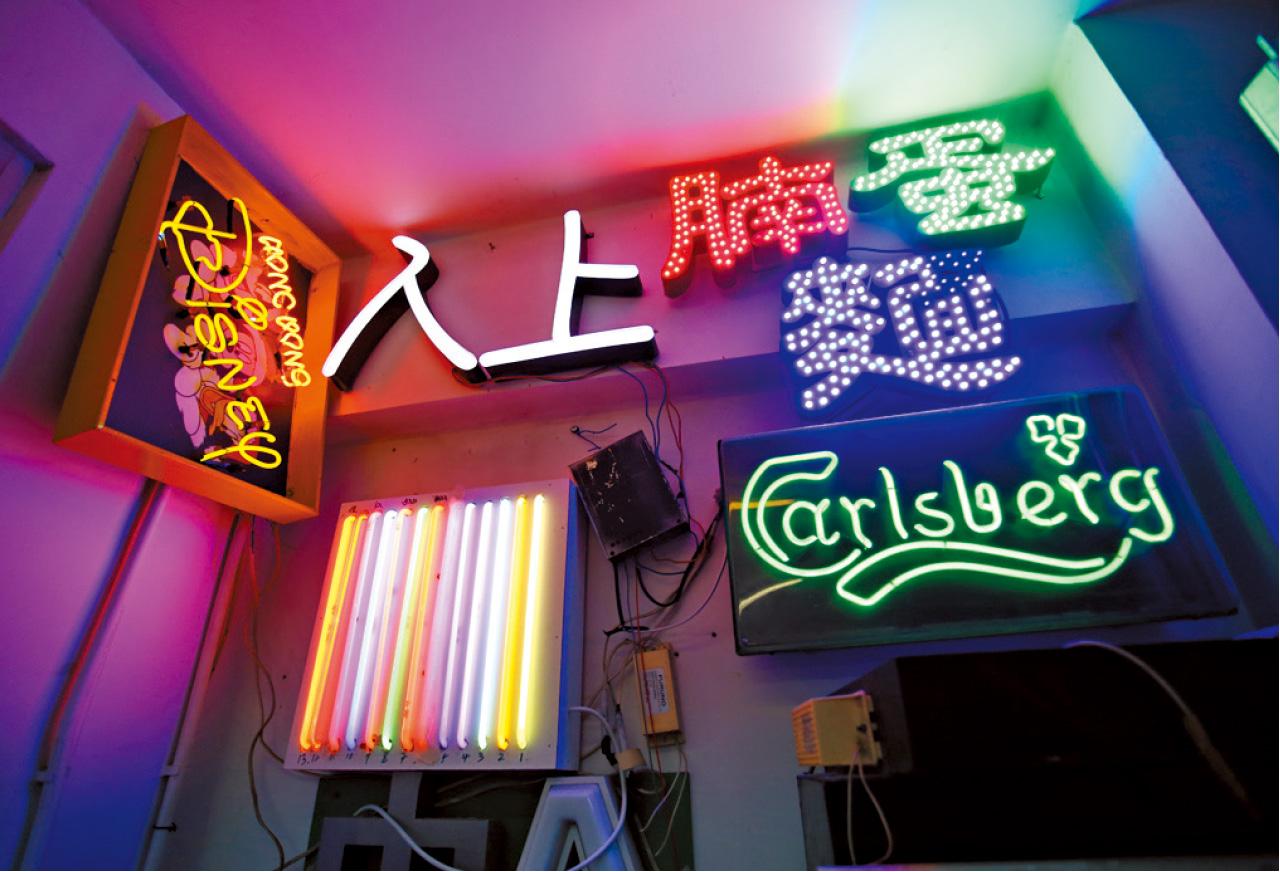 霓虹作品
在辦公室的一角,擺放著不同作品以供客人參考。