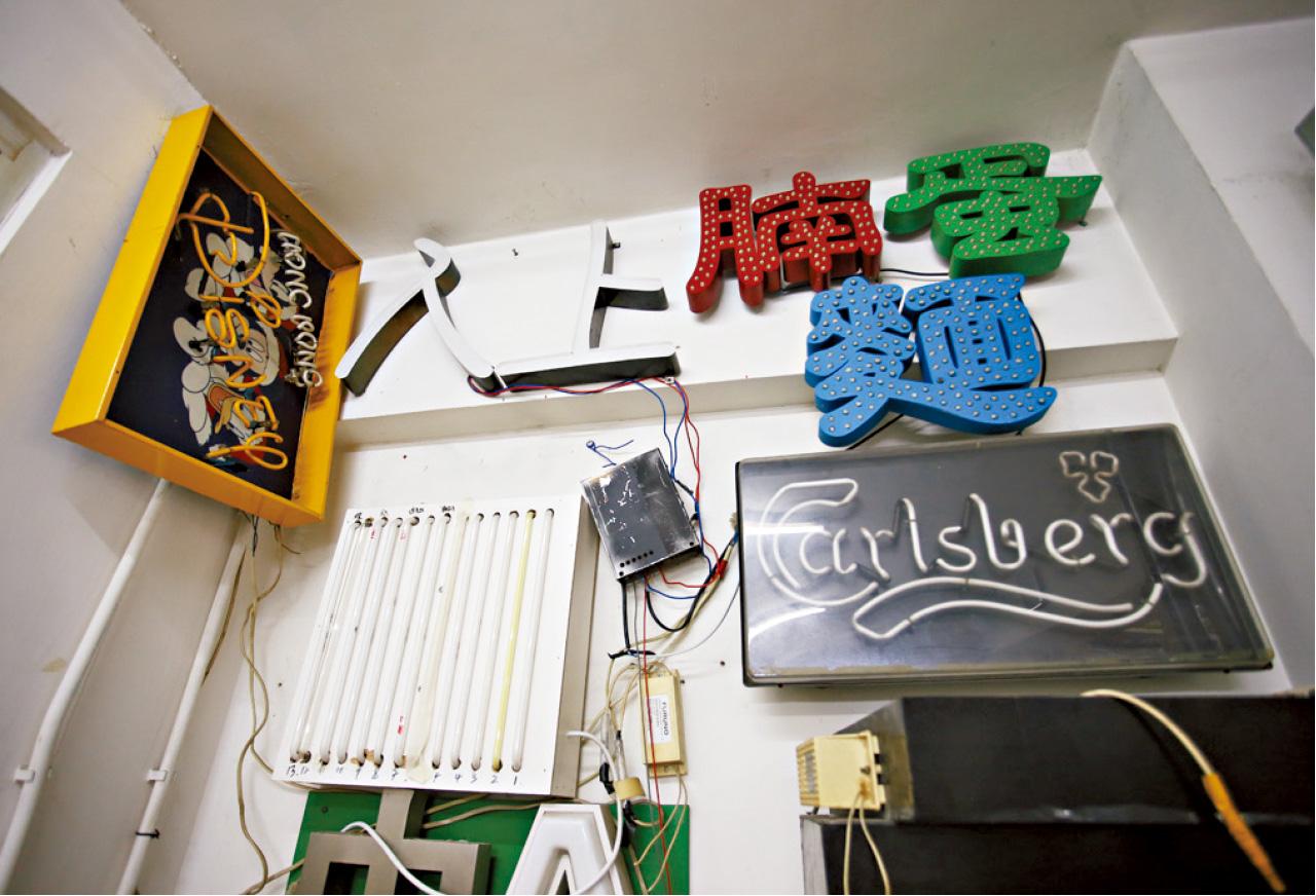 霓虹作品
在辦公室的一角,擺放著不同作品以供客人參考。