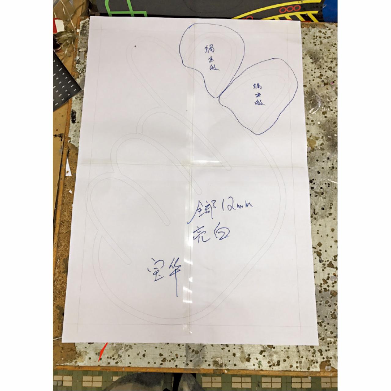 放圖畫圖,全出自單師傅的手筆。之後便交由造燈師傅按照圖樣的大小和要求製作。