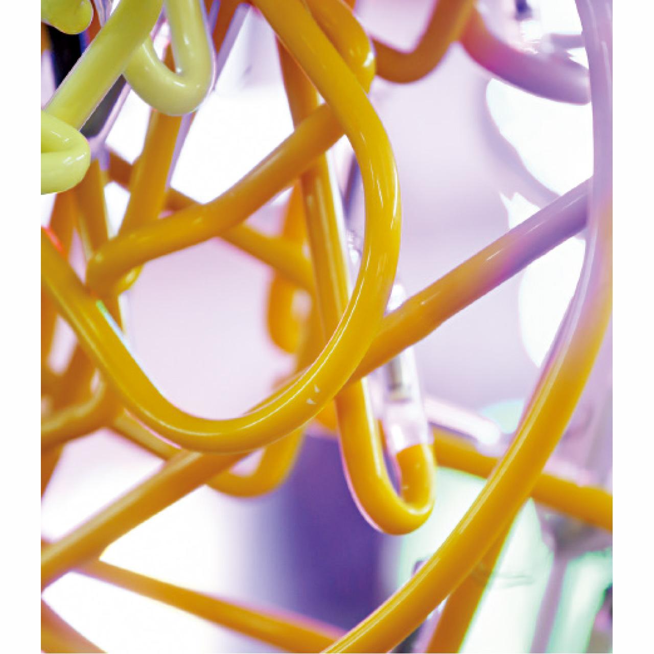 完美的弧度全由造燈師傅的手藝扭出來。