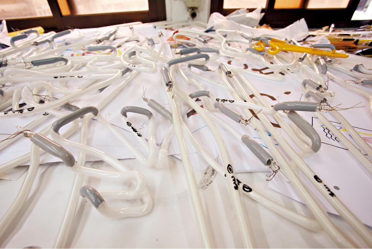 光管塗上灰色油漆,把不需要著燈的部分遮蓋,如字與字之間的空位。亮起燈後,油漆部分會變暗。