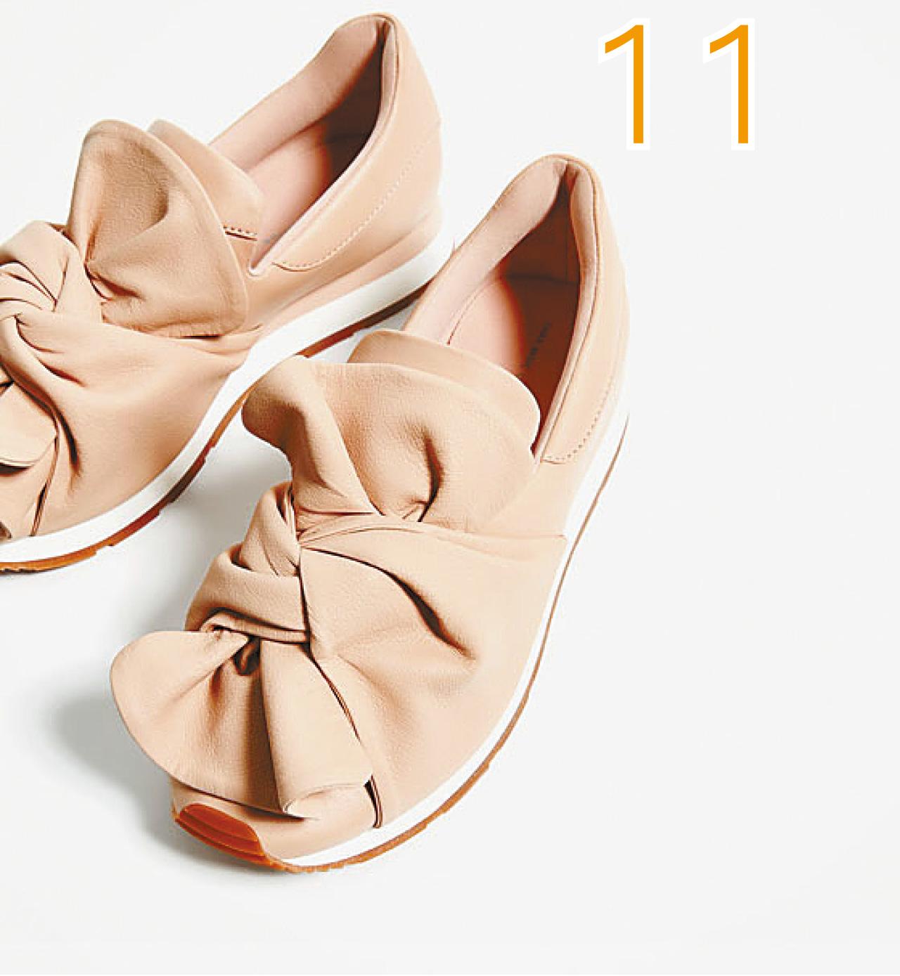 10+11.灰色絨球飾真皮運動鞋$499(d),絨球可換可拆,襯牛仔褲一流!另一裸色運動鞋$449(d),蝴蝶結飾鞋面,配以撞色溝紋橡膠鞋底,時尚實用兼備。