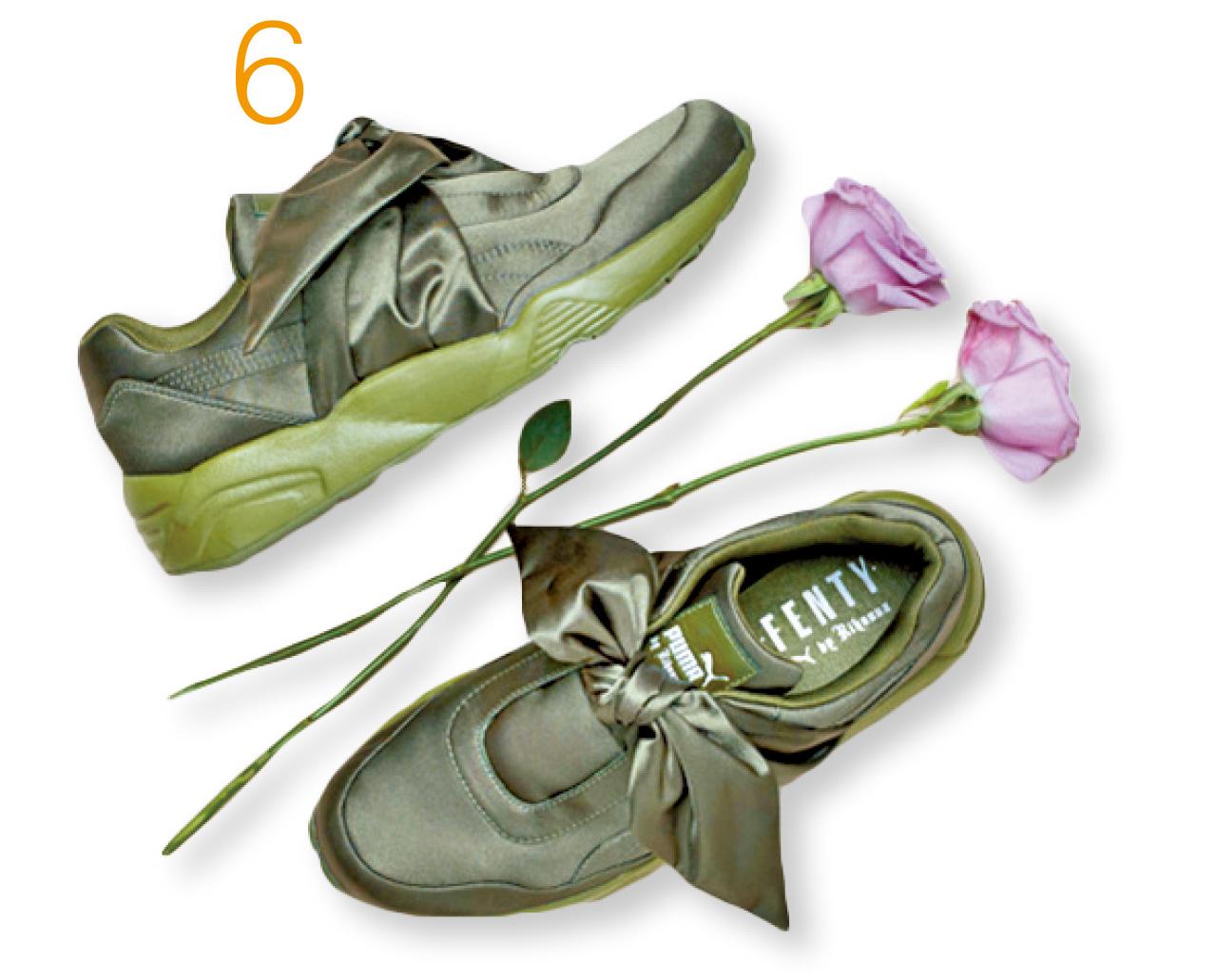 6.橄欖綠FENTY x PUMA Bow Sneaker $1,390(c),超大的蝴蝶結,帶點俏皮,並將現代運動街頭造型的新古典風格結合。