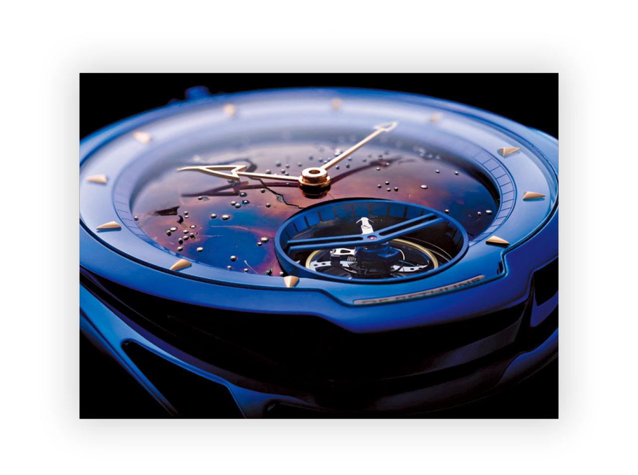 藍色隕石錶盤點綴以點點立體黃金,6時位置飛輪每30秒轉一圈。