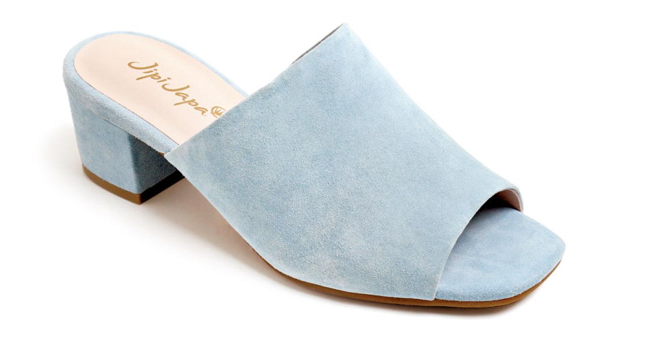 雪藍色麖皮高跟涼鞋,粗跟sandal式設計令穿著倍感舒適,配襯淨色衣物簡約經典。($899,Jipi Japa)