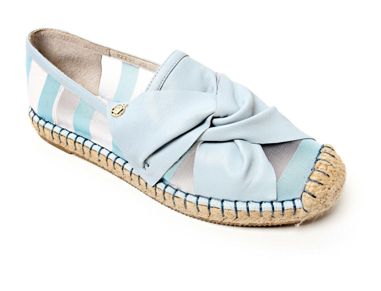 天藍麖皮面配同色條子半透明的鞋身,令這雙便裝鞋添上一份輕盈寫意的感覺,更見活力。($1,190,Jipi Japa)