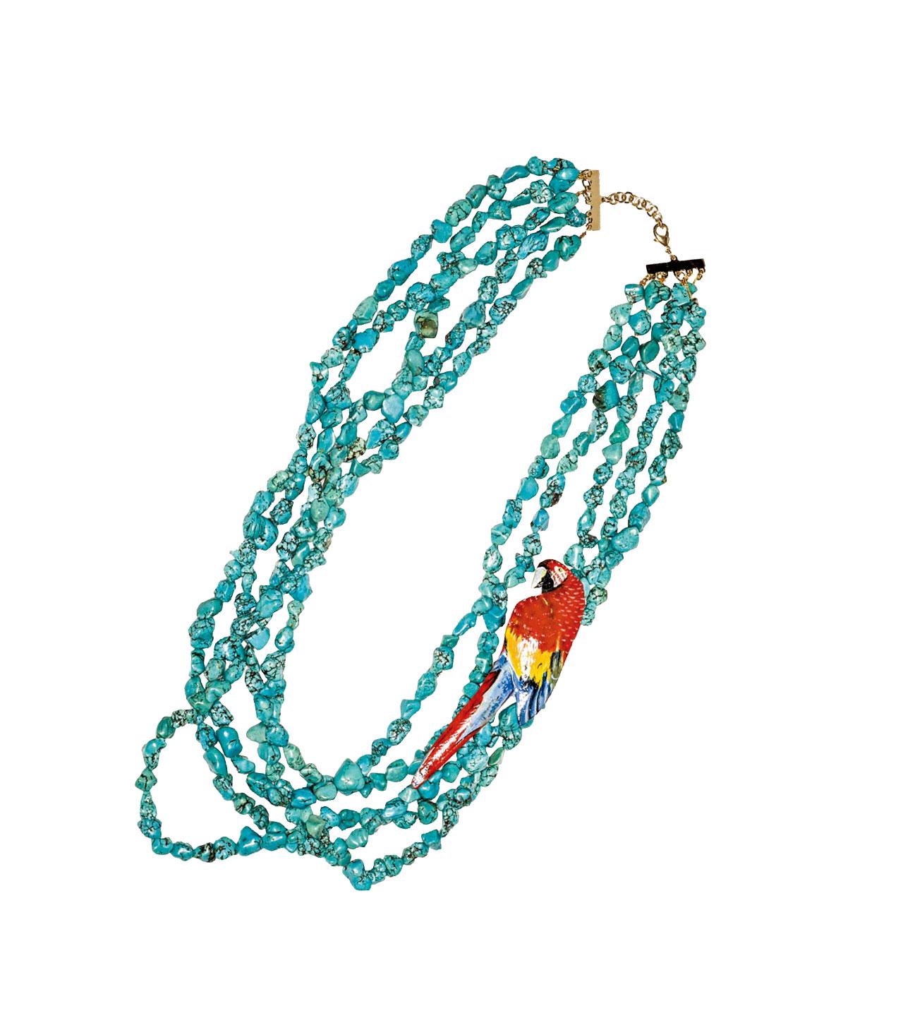 粉藍色天然石串頸鏈,每粒石子形態不同,帶來一份率性的美感,還有彩色鸚鵡,多添一份大自然的魅力。($3,980,Marina Rinaldi)