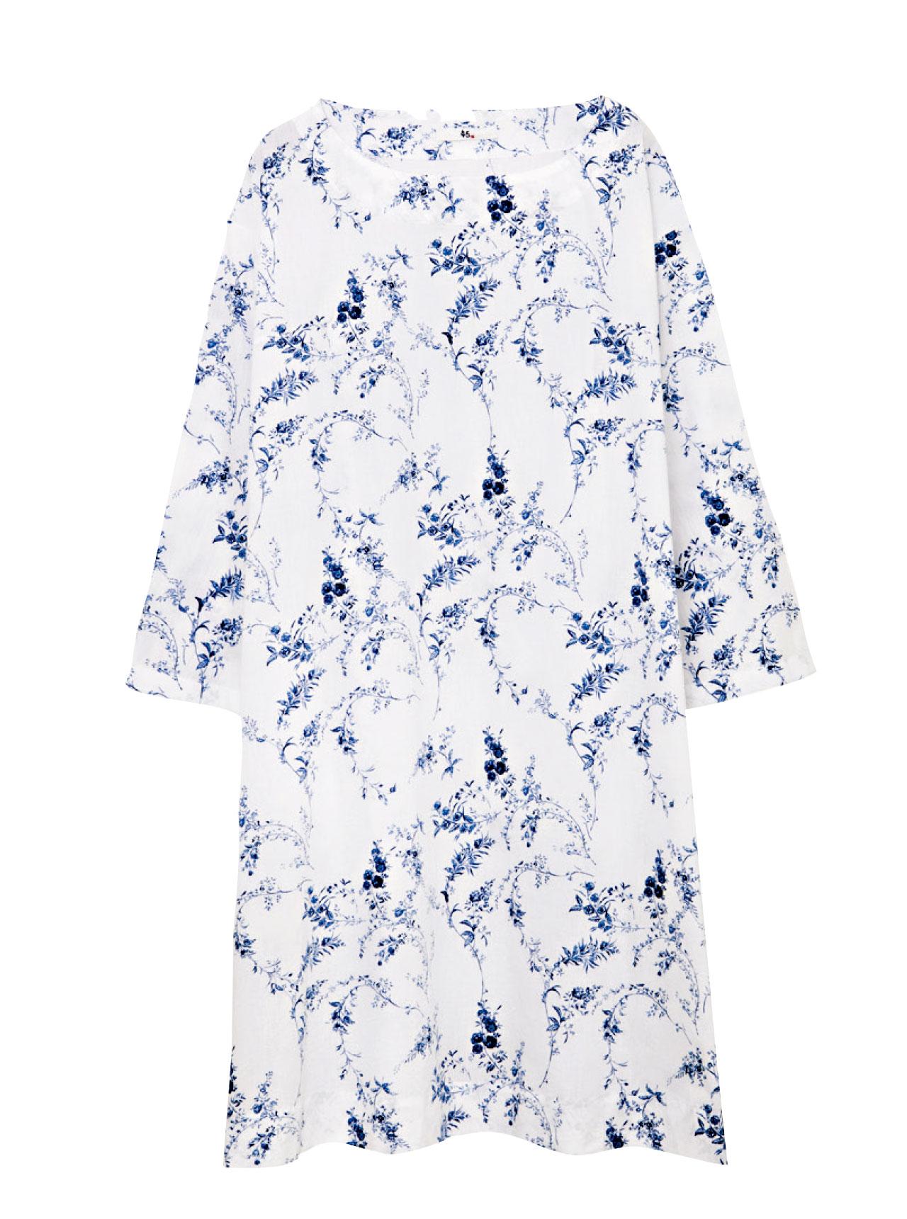 白底配天藍單色碎花連身裙,英式懷舊風格,簡約隨意中帶出一份優雅的感覺。($4,695,45R)