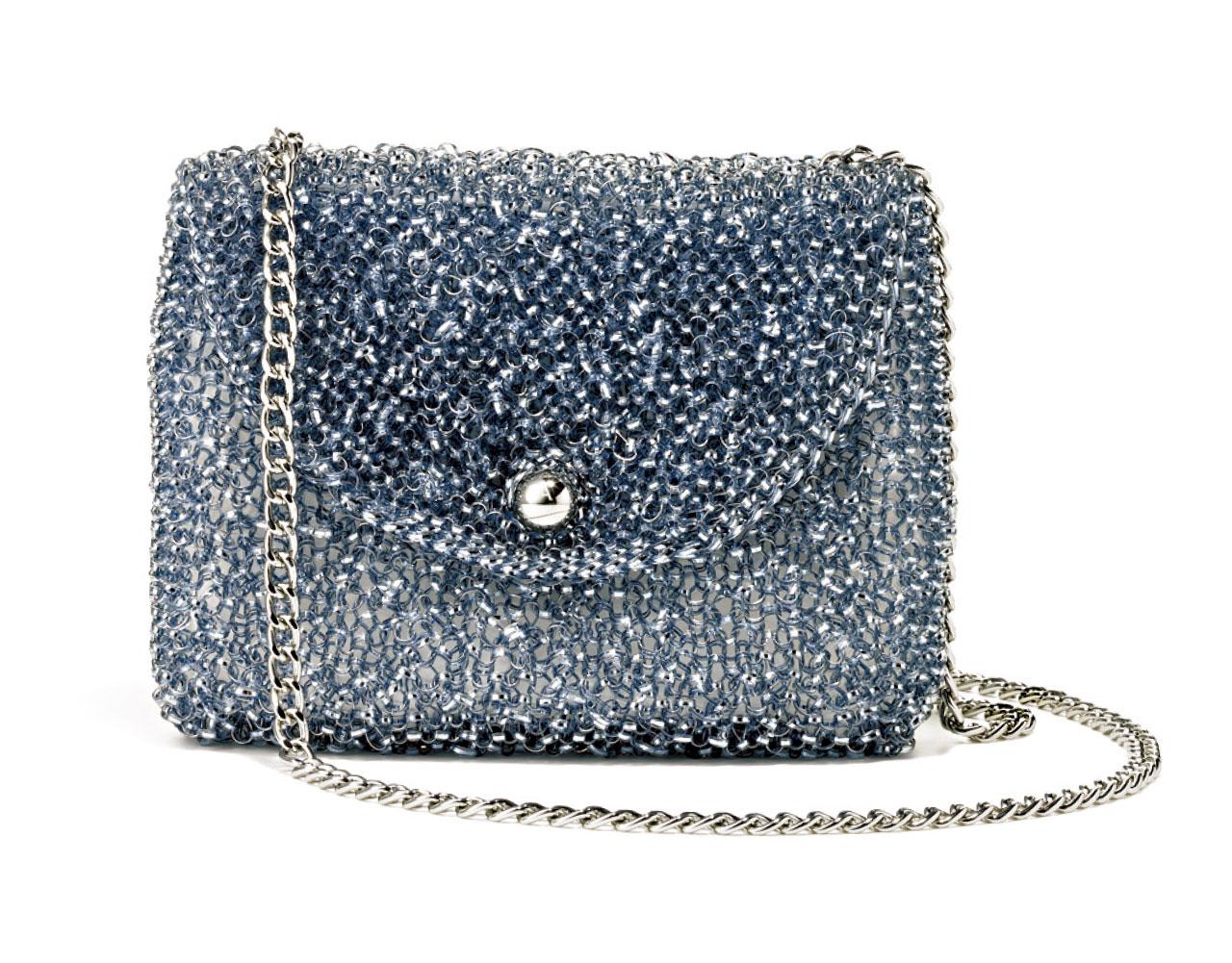 粉藍色Wire小手袋,配有長長鏈子,既可用作晚裝的clutch,亦可配牛仔褲裝成為causal bag,容易配搭。($2,695,ANTEPRIMA)