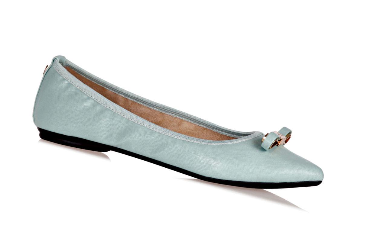 粉藍色平底尖頭芭蕾舞鞋,在柔軟的皮質之間,特意在鞋頭繫上金屬小蝴蝶結裝飾,不經意間流露出一份貴氣。($450,Butterfly Twist)