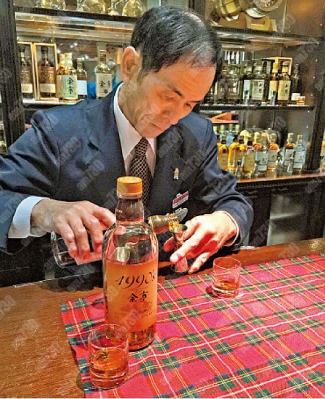 博物館裡的酒侍,斟酒手法純熟。