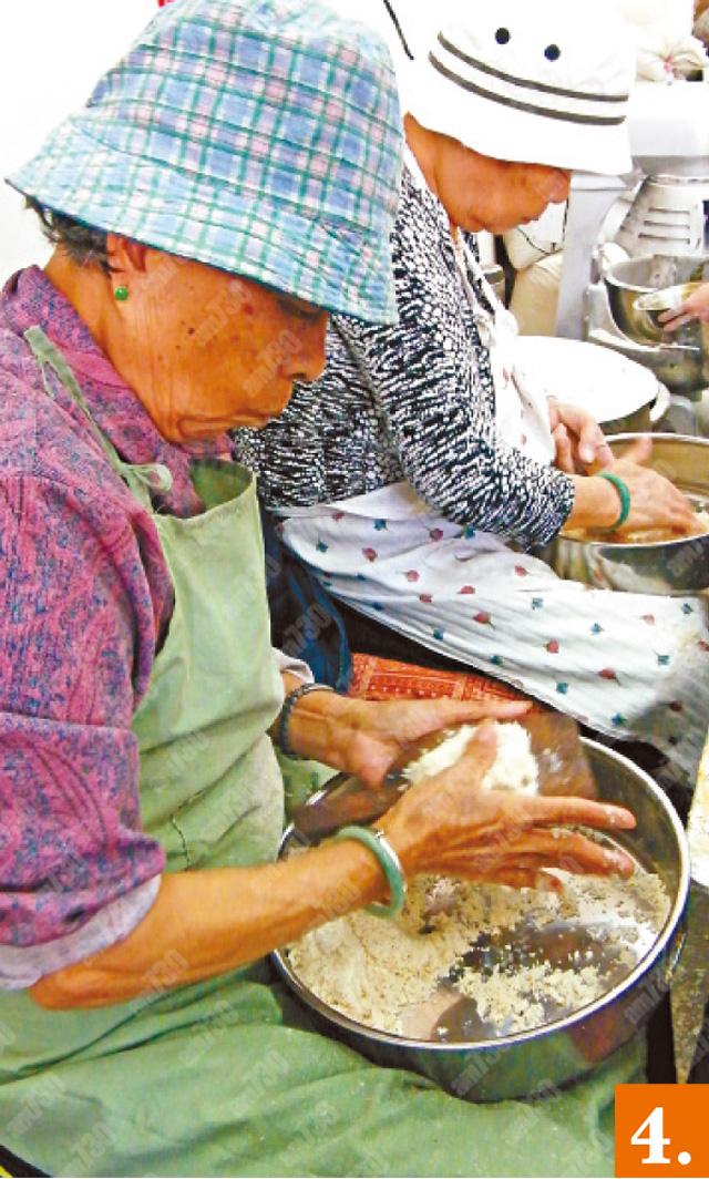 4.婆婆用心壓好後用槌揼出炒米餅。