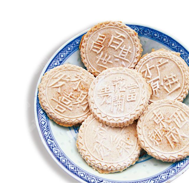 炒米餅上全是賀年字句,餅要變暖才可入袋,太熱會出現倒汗水,太凍容易碎。全港只此一家,沒有外售。($45 / 20個)