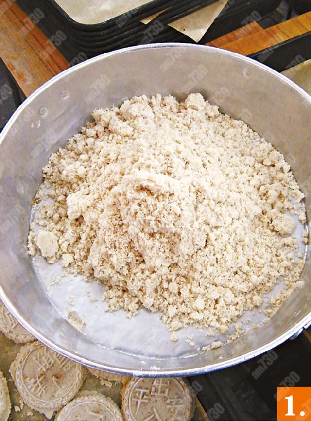1.磨好的炒米粉如太乾身壓不成餅。