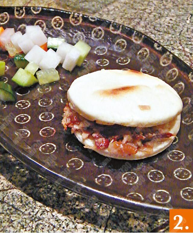 2.「陝西肉夾饃」像漢堡包,饃皮較硬,肉汁豐富。