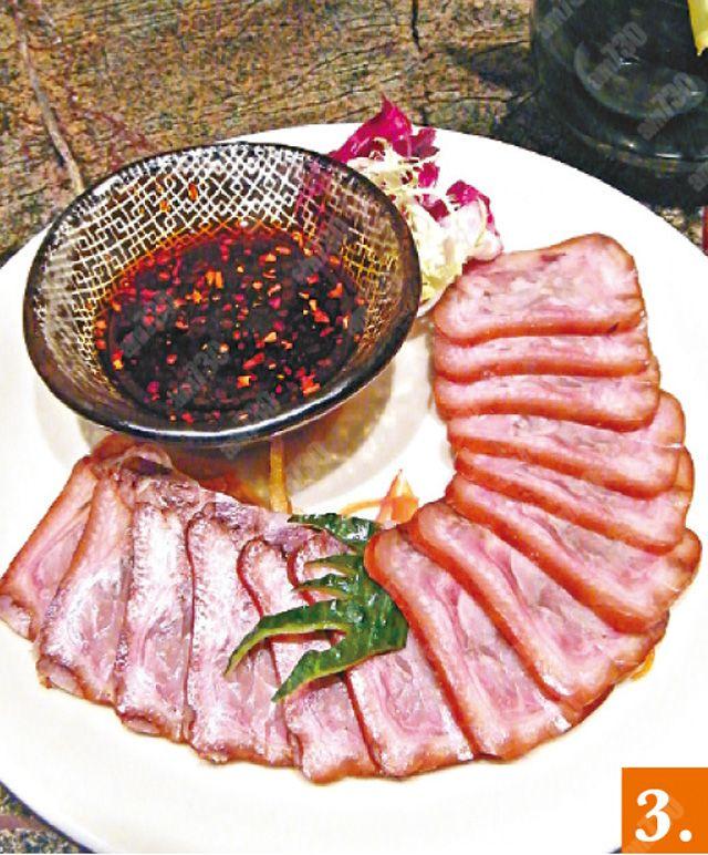 3.類似粵菜的燻蹄,肉味極重,片得薄,皮位較韌,把「醬肘花」蘸些辣椒油,更惹味。