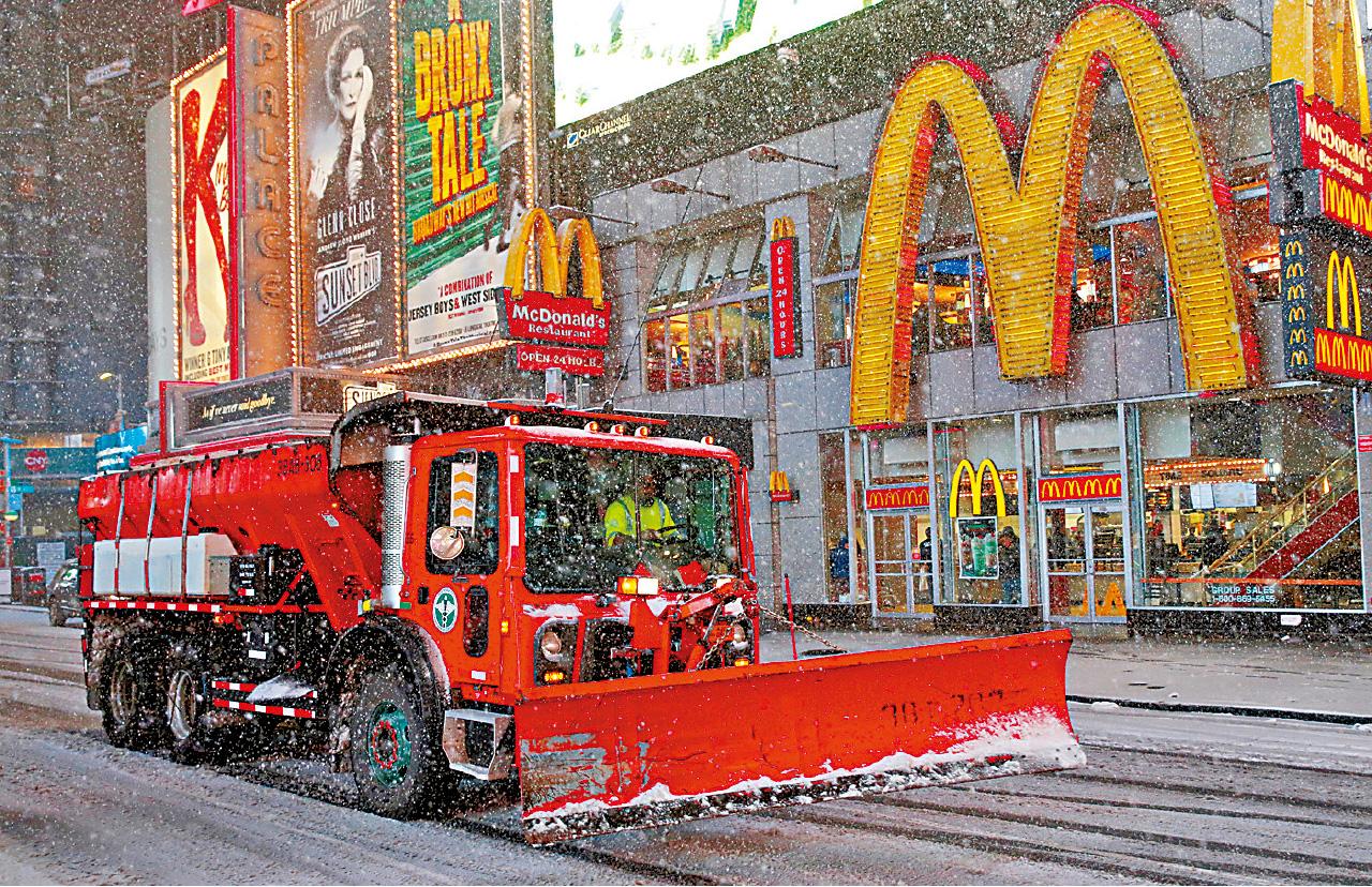 大型鏟雪車清理紐約時代廣場外積雪。(路透社、互聯網 )