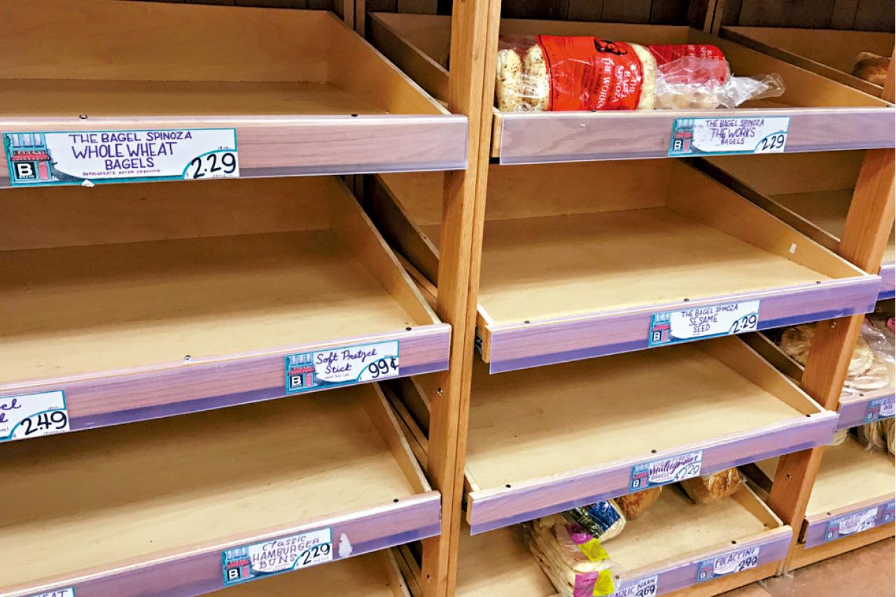 紐約一間超市貨架空空如也。