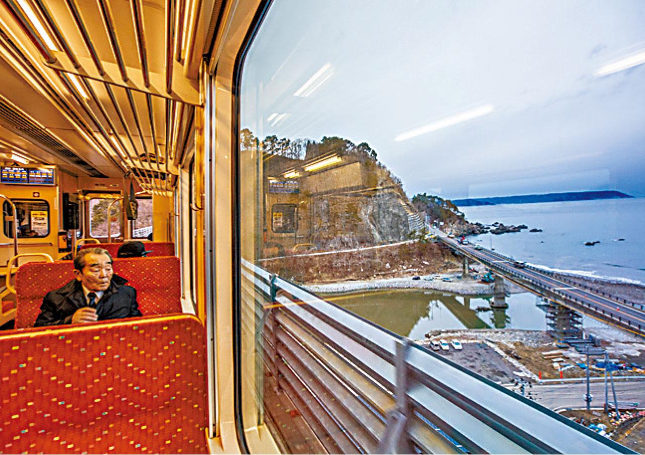 岩手縣的三陸鐵道,鐵路沿海而建,風景優美,基本上是遊客主導的線路。