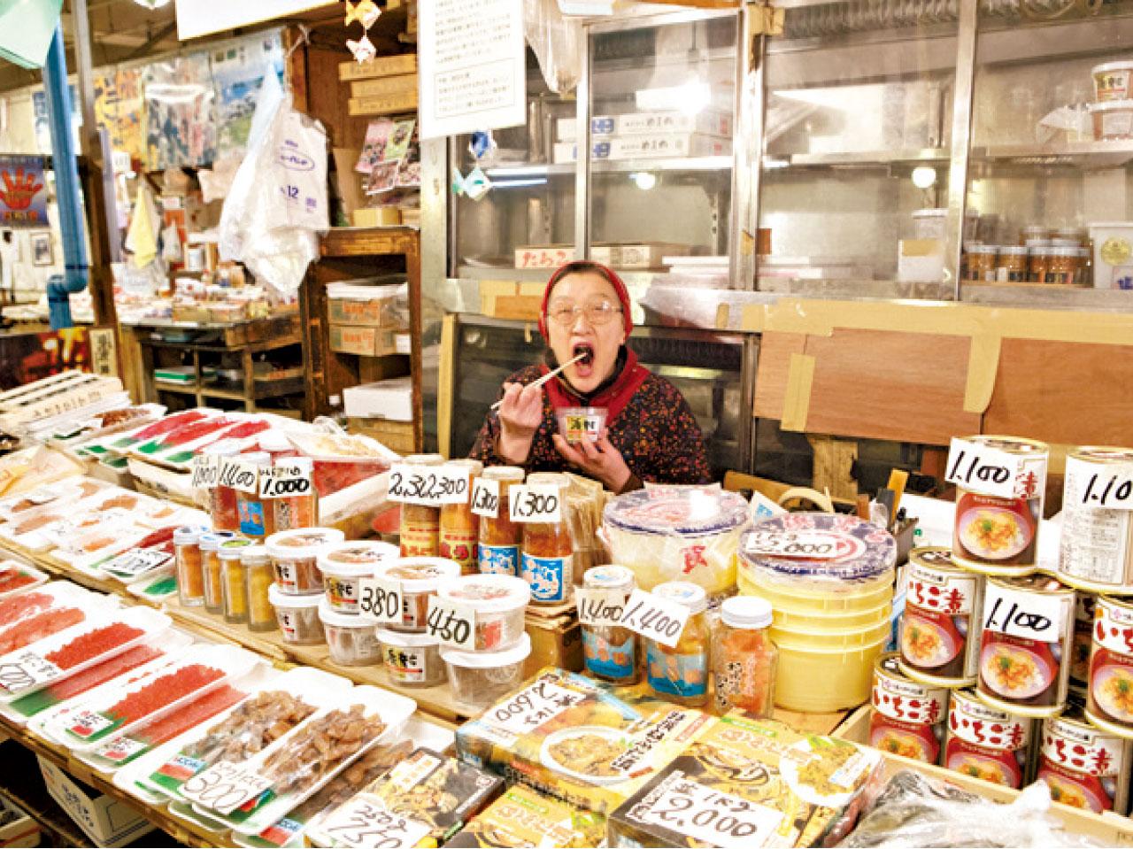 陸奧湊朝市內的「魚販婆婆」,似乎已經成為場內的精神吉祥物,她們都非常好客。