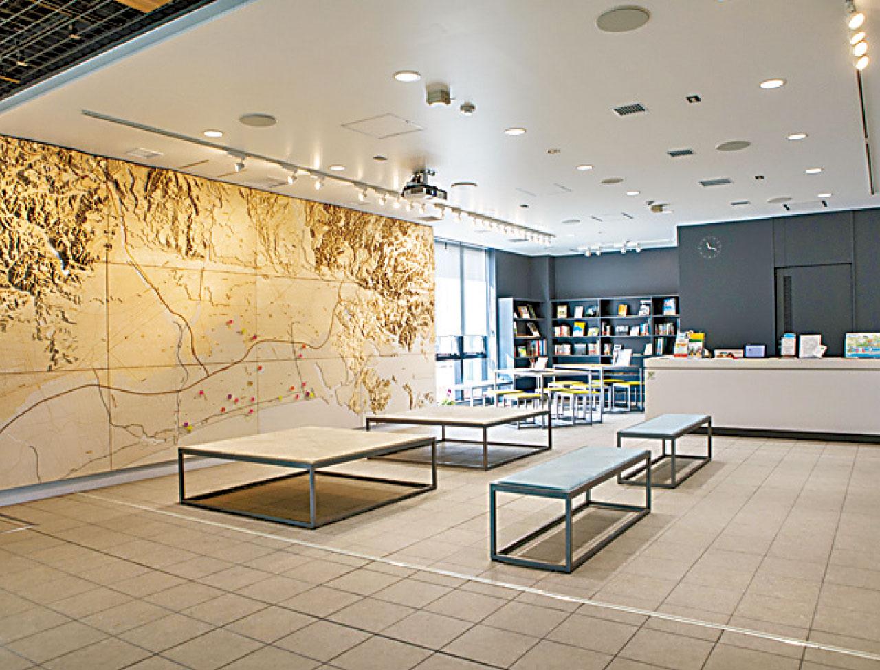 荒井駅站設立了311紀念館,場內有不少圖片展示海嘯前後的對比。