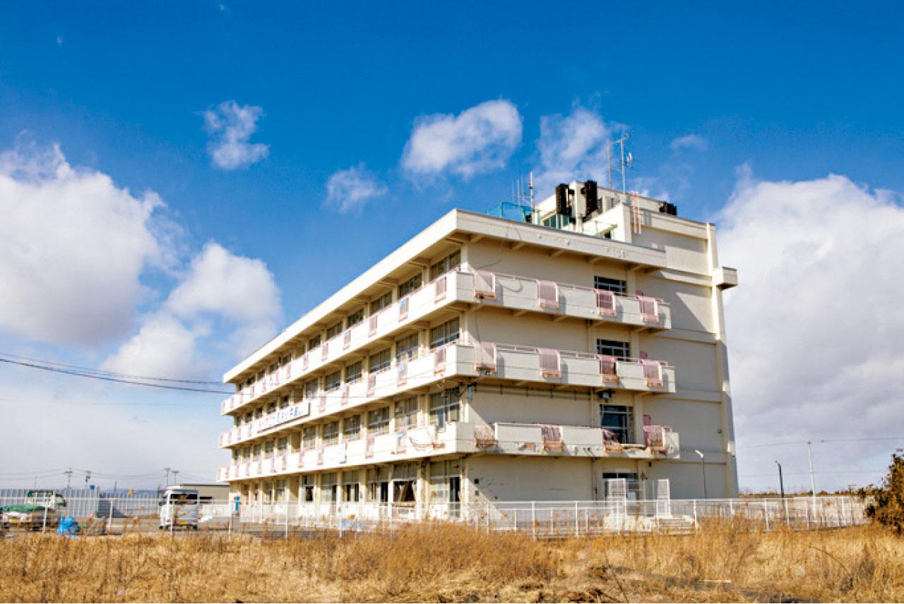 311海嘯水位升至最高9米,就是圖中去到荒浜小學橫額的位置,當時有300人在學校,要用直升機不停來回拯救。