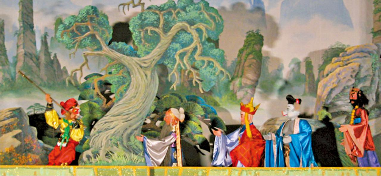 傳統木偶戲以木偶類型分類,但亦有部分劇目如《嫦娥奔月》,加入掌中木偶、杖頭木偶及皮影等不同元素。