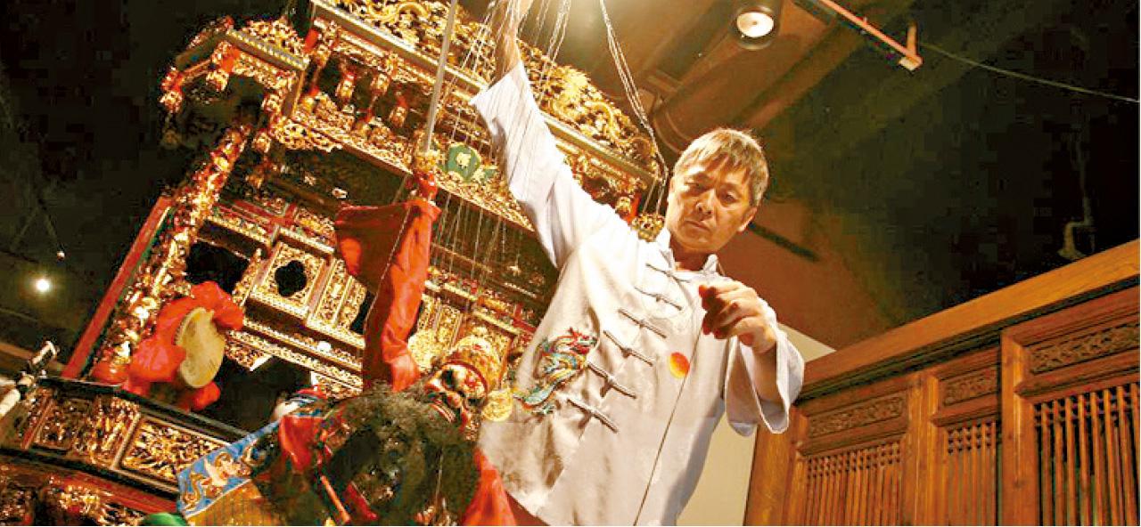 黃暉入行逾50年,不但擅於演出提線木偶戲,
亦不時創作木偶戲劇本。