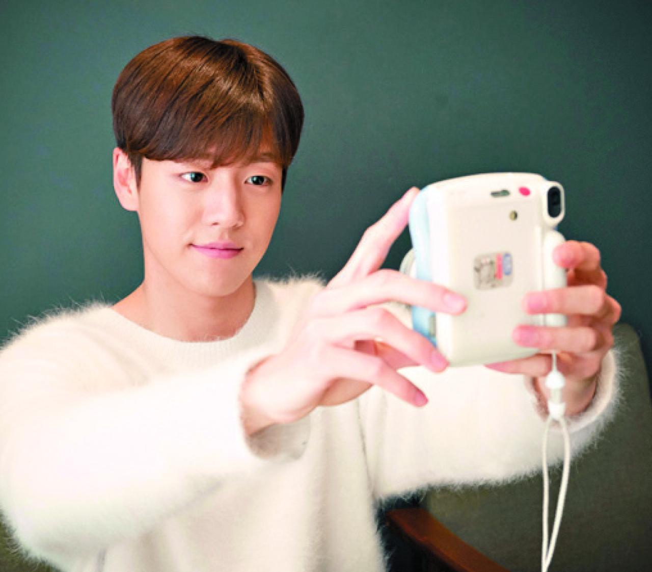 李玹雨拿起即影即有相機自拍,照片會送給忠實觀眾。