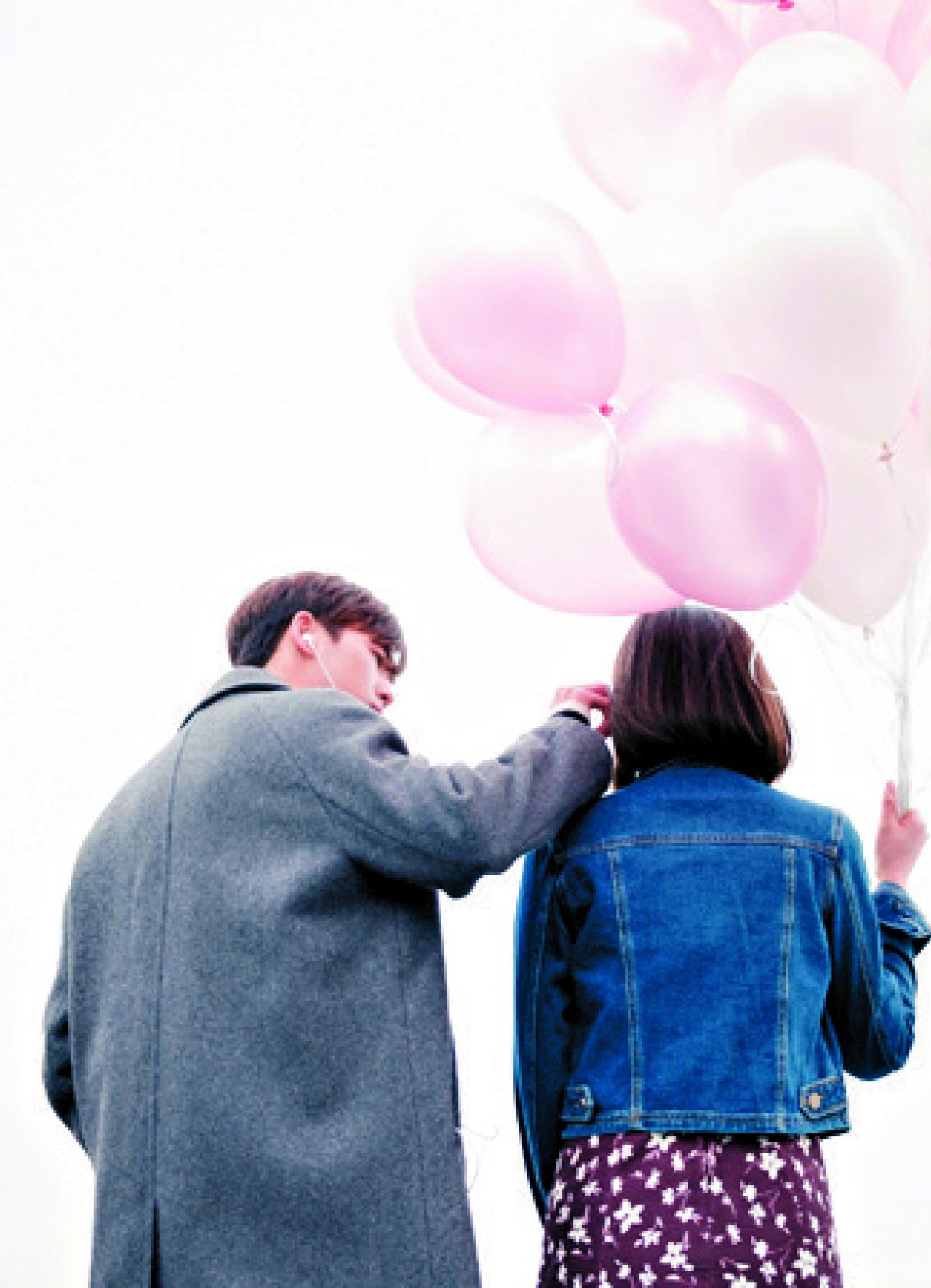 李玹雨把一邊耳筒分給Joy聽。